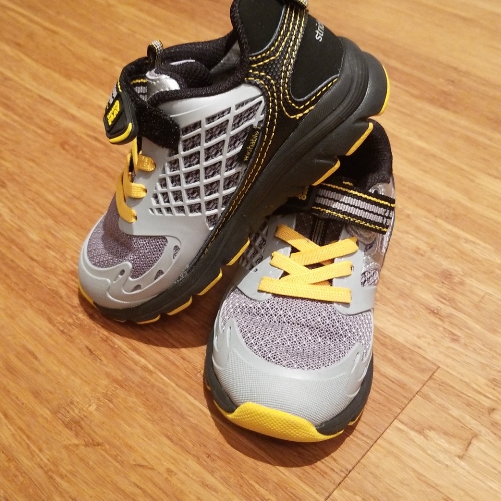 Boys Stride Rite Tennis Shoes 8.5 M Grey and Black